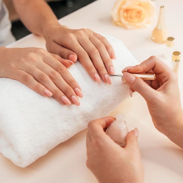 LUXURY SPA MANICURE